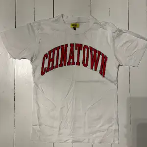 Chinatown T-shirt i vit, säljs på grund av att den är för liten!