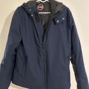 Colmar jacka  - Colmar vinterjacka  Storlek 48/passar S-M Använd en vinter så väldigt bra skick inga defekter på jackan alls Mörkblå  Nypris 4300 Pris kan diskuteras vid snabb affär 