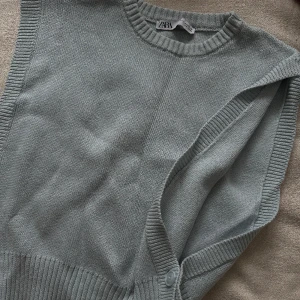 Söt babyblue topp från zara - Superfin väst från zara. Storlek M men passar utan problem en S också. Oanvänd!