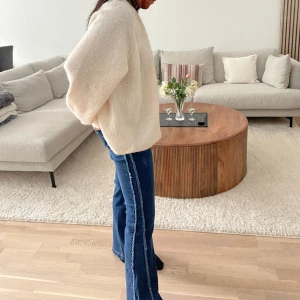 Mörkblåa jeans med slitningar  - Säljer dessa jättesnygga bootcut jeansen med slitningar på sidan vilket gör de sjukt coola! 🥰 är ca 158 och bär 36 i jeans!