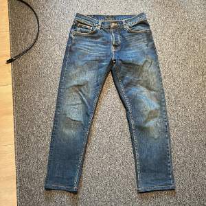 Snygga nudie jeans som ej kommer till användning, skick 9/10 och modellen heter steady Eddie II. Retail på va 1700kr 