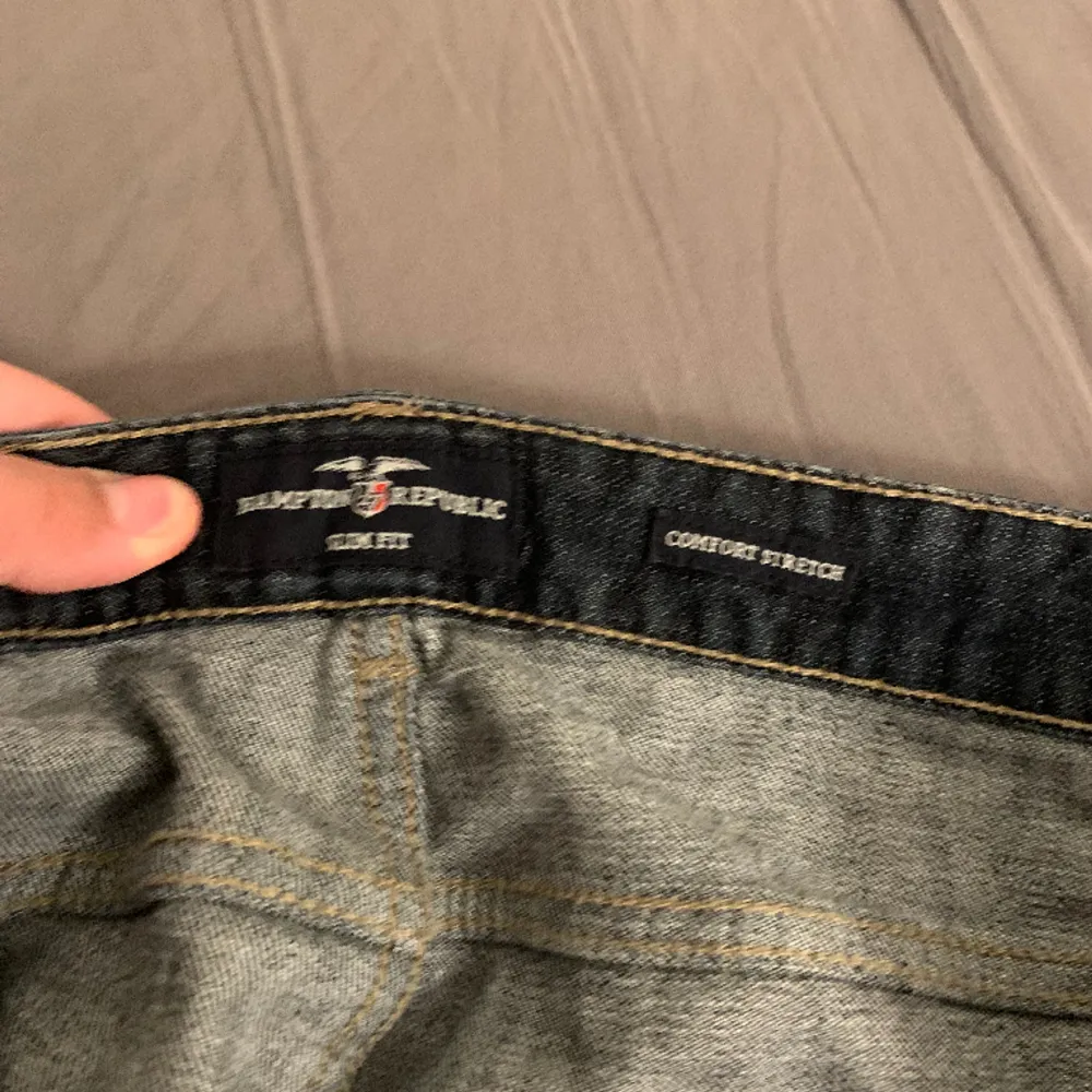 Säljer nu hampton republic jeans, använder inte. Bara använd 2 gånger. 10/10 skick. Pris kan gå ner vid snabb affär.. Jeans & Byxor.
