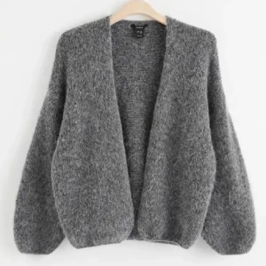 Stickad kofta - Säljer denna jättefina stickade kofta fast i ljusgrön. privat för bättre bilder💗 nästintill aldrig använd! nypris 400kr säljes för 200kr