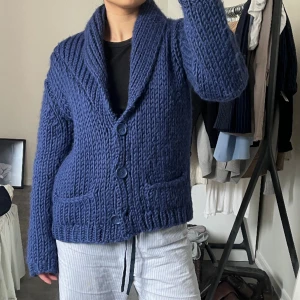 Stickad tröja / kofta - Skicket är som bilderna visar. Köptes dyrt secondhand. American Vintage, 100 ull. Passar som S/M! 