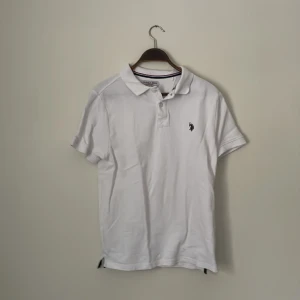 Vit Ralph lauren piké  - Vit Ralph lauren piké i fint skick. Skriv angående köpning!