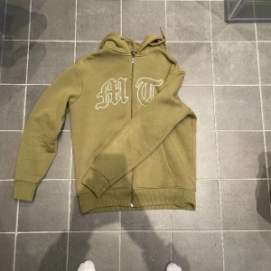 TUTTOLENTE DRESS - Säljer nu min tuttolente dress då den är lite för stor för mig, cond 8,5/10 använd kanske 1 månad, priset går att diskuteras, går även att köpa bara tröjan eller byxorna! storlek L men passar nästan bättre som M. nypris ca 3000