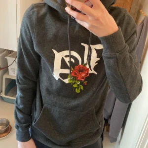 Hoodie  - Hoodie i 10/10 skick, använt 3 gånger!
