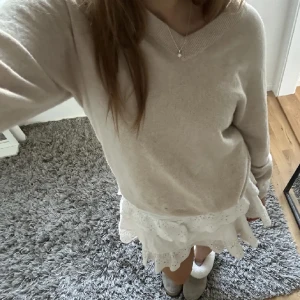 stickad tröja  - lånade bilder! säljer denna super fina tröjan från Wera då den ej kommer till användning. Tröjan köptes här på plick men är i bra skick. Den sticks ej utan är super mjuk och mysig. Den är i storlek M men passar mig bra som vanligtvis har S!