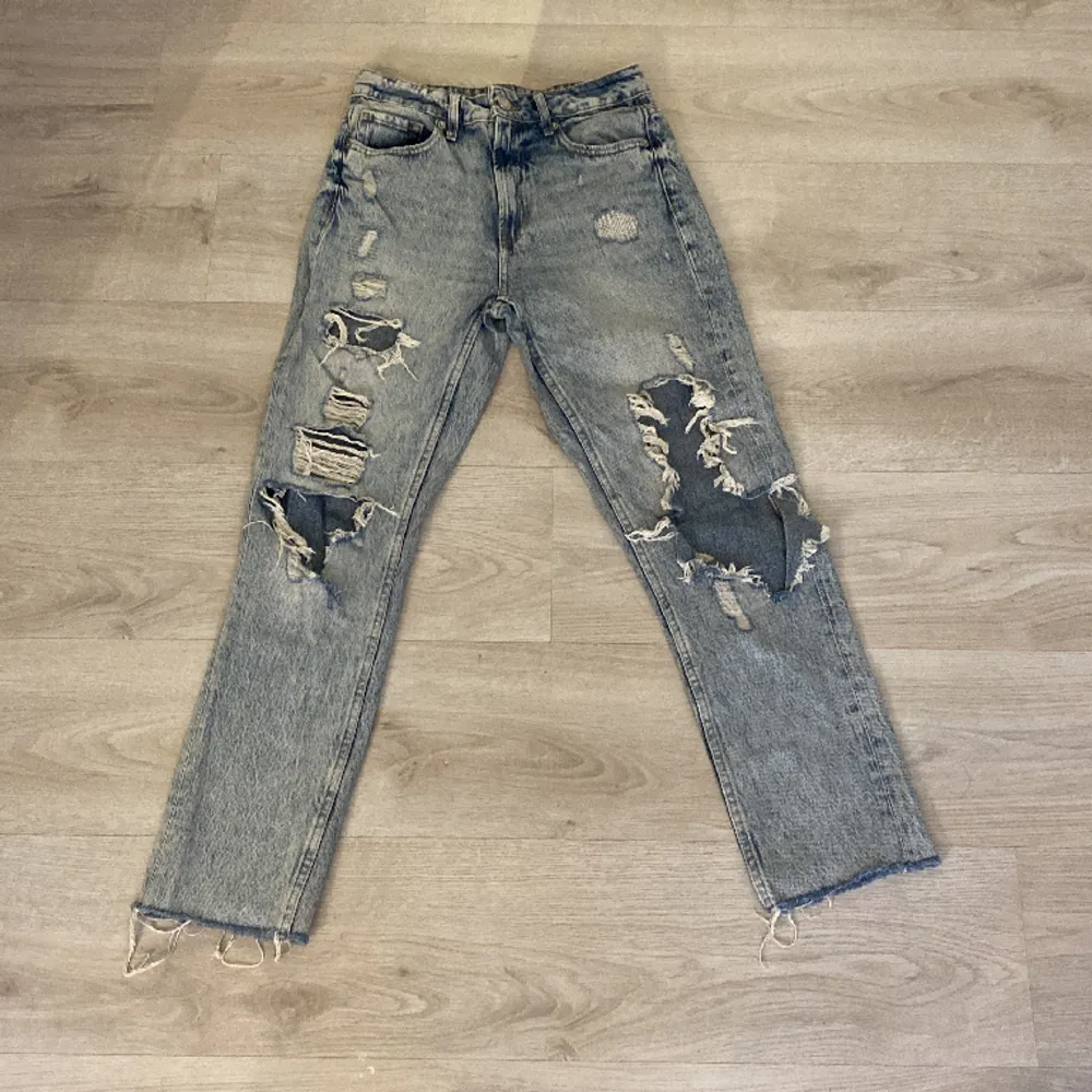 Jeans med hål på benen. Från Newyorker i storlek M ✨ . Jeans & Byxor.