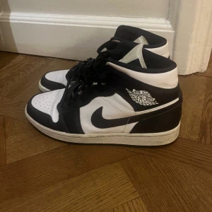 Air Jordan 1s mid - Navy and white jordans. Worn in total five times. Just a few visible spots. Size 44 EU. 