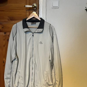 Snygg vintage kappa tröja! - Hej! Säljer nu denna snygga 80-tals kappa tröja. Storleken är XXL men den är som en L. Hör av dig vid intresse:)