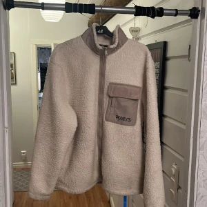 Fet jacka - Säljer den här snobben jackan som är lite tunnare och tänkt för vår/höst, inköpt från hm för ca 600 kr och knappt använd sen dess. Pris går alltid att diskutera vid snabbt köp! Köparen står för frakten 😁