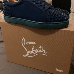 Louboutin skor - Säljer ett par helt nya loubs som aldrig är använda, pga för små. köpte dem på plick helt nya. Jätte bra skick och riktigt snygga. Snören och extra taggar fås med helt nya