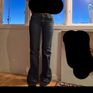 Lowwaisted jeans - Från zaras trafaluc kollektion. De är uppfålade så det går lett att folla ner dem om man vill ha dem längre. Skriv vid frågor eller för fler bilder. Kan mötas upp om köparen finns nära. 