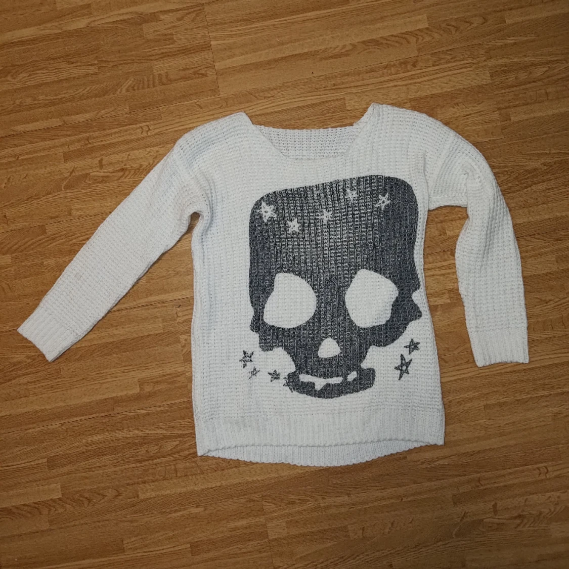 Gullig krämvit stickad tröja med döskalle och stjärnor - 90