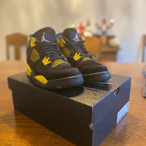Jordan 4 Yellow thunder - Bra sick som nya, inte så använda. Storlek 38.  