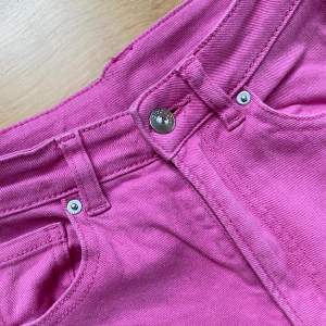 Intresse koll på mina rosa jeans, inte riktigt säker på om jag vill sälja, färgen blev även starkare i kameran (ljusare i verkligheten)💕
