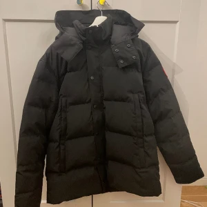 Canada Goose jacka - en riktigt snygg och skön Canada Goose jacka! använd typ 3 gånger och har inga skador eller slitage på sig! skriv för mer info ifall intresse finns, inga skambud! 
