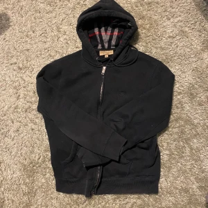 Burberry Zip Hoodie - Tröjan är inte i nyskick men ändå fint skick! Kvitto medföljer.