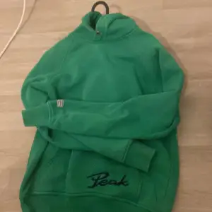 Grön peak performance hoodie, köpt för länge sedan men knappt använd.