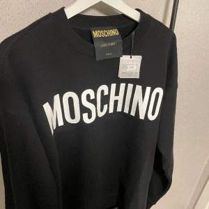 Fräsch moschino tröja som är i nyskick, är köpt på Wallenbergs. Nypris 2600kr.
