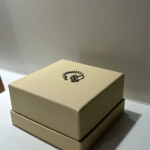 Caroline Svedbom ring - Silvrig och stilren ring från Caroline Svedbom som är formbar så att storleken går att justera! Jätte fint skick!