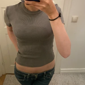 T-shirt zara - Säljer nu denna perfekta T-shirt då jag har för många🤍🫶🏻Aldrig använd⚡️✨