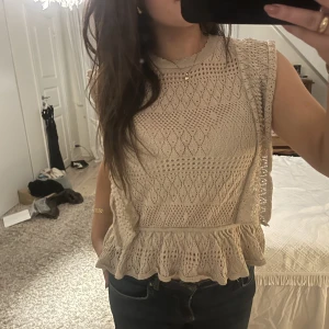 Zara topp  - Jätte fin och trendig topp ifrån zara i storlek M (passar även S). Jätte fint skick. 