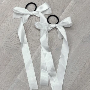 Rosett / tofs  - • oanvänd, råkade beställa extra • jättefina som tofs eller armband som brukar använda ♡