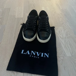 Lanvin - Tjena! Säljer ett par lanvins i färgen svart. Skorna är i storleken uk 6 som motsvarar 40 men skulle säga att det passar 41,42. Skicket är 8.5/10, Dustbag medföljer. Vid frågor eller funderingar är det bara att skriva. MvH😀🤩