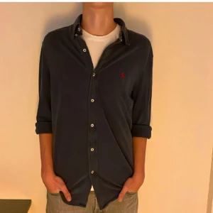 Ralph Lauren Skjorta - Trendig ralph lauren skjorta i helt okej skick( 6/10), Eftertraktad modell med ett nypris på 1200kr vårt pris 320kr, Tveka inte att skriva vid frågor eller funderingar💯💯