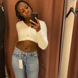 Stickad cropped kofta - En stickad cropped kofta som har används enstaka gånger men inga synliga fel. 