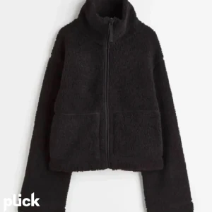 H&M JACKA💕 - Säljer min popurlära teddyjacka pga att den inte kommer till användning. Helt slutsåld på deras hemsidan❤️