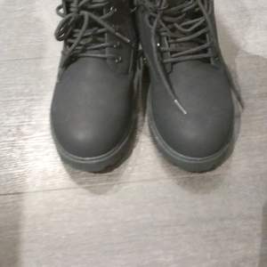 Jätte fina vinter skor som jag inte använder längre. Dem är väldigt sköna och varma. Köparen står för frakten. Kontakta mig för mer info eller fler bilder.