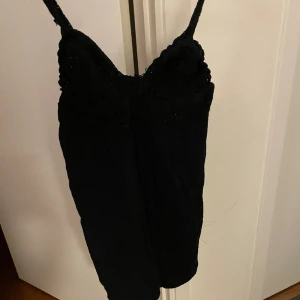 Klänning - Svart klänning från Pull and bear. Toppen är stickad och nederdelen är ett linnematerial🩷 Skriv för fler bilder/info