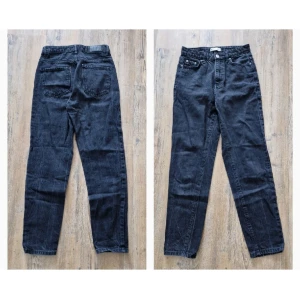 Gina momjeans jeans mom slitna 90 highwaist - Ett MÅSTE till basgarderoben.  Toppskick ! Strl 34. 100% bomull  Perfekt svart(grå) kulör.  Aldrig använda 