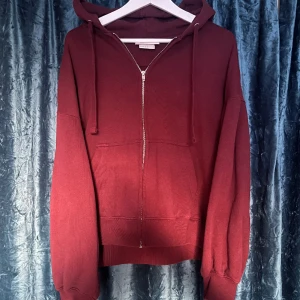 Vinröd zip - Zip från Hm | vinröd 🟥| Strl S/M | Inga defekter | fler bilder i pm |