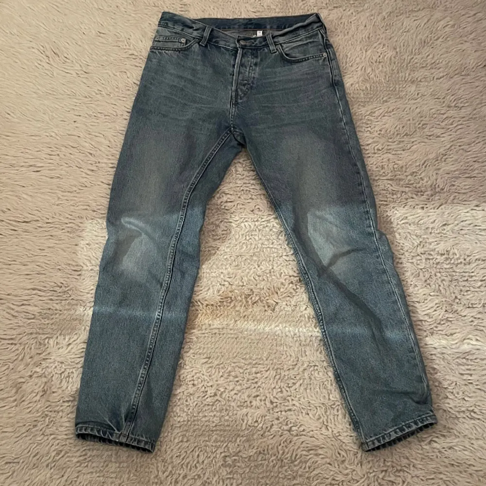 W/L 29/32. Typ: Barrel Relaxed Taperd jeans(färg Seventeen blue). Otroligt bra skick. Om ni har fler frågor så är det bara att skicka.. Farkut & Housut.