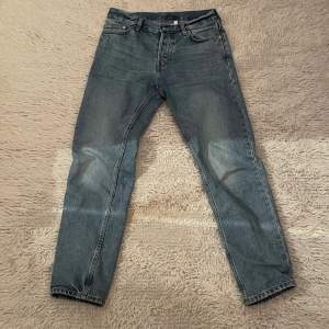 W/L 29/32. Typ: Barrel Relaxed Taperd jeans(färg Seventeen blue). Otroligt bra skick. Om ni har fler frågor så är det bara att skicka.