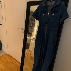 Jeans jumpsuit - Populär jumpsuit från Stradivarius. Använd 1 gång. Storlek S. Sitter fint och formar bra.
