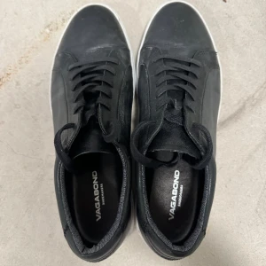 Svarta Vagabond - sneakers - Jättebra skick på dessa Vagabond-sneakers som använts vid 2 tillfällen, men som inte använts mer än så.  De är lätta o rengöra och det finns inga skador på skorna.  Vid frågor, hör gärna av er!😊😃