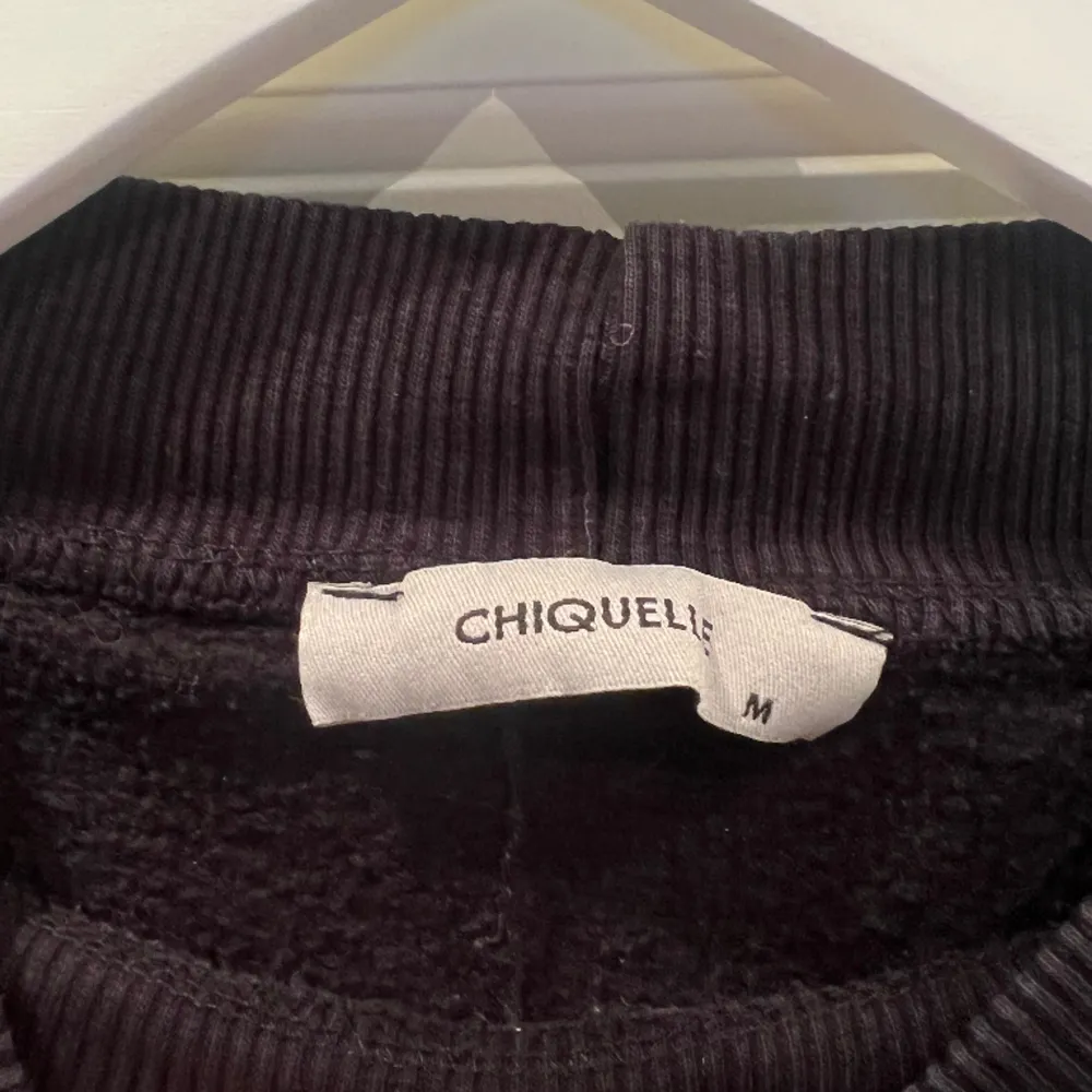 Sweatshirt från Chiquelle i strl M. Har använt den men den är fortfarande i fint skick. Säljer då den inte kommer till användning längre!. Tröjor & Koftor.