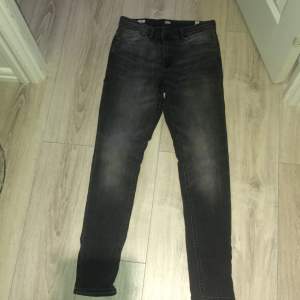 Jack & Jones byxor, helt nya och helt oanvända. Stuprörsjeans.  Svarta jeans tvättade.