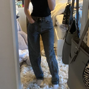 Gina Tricot jeans  - As fina smokey grå, högmidjade jeans från Gina Tricot 