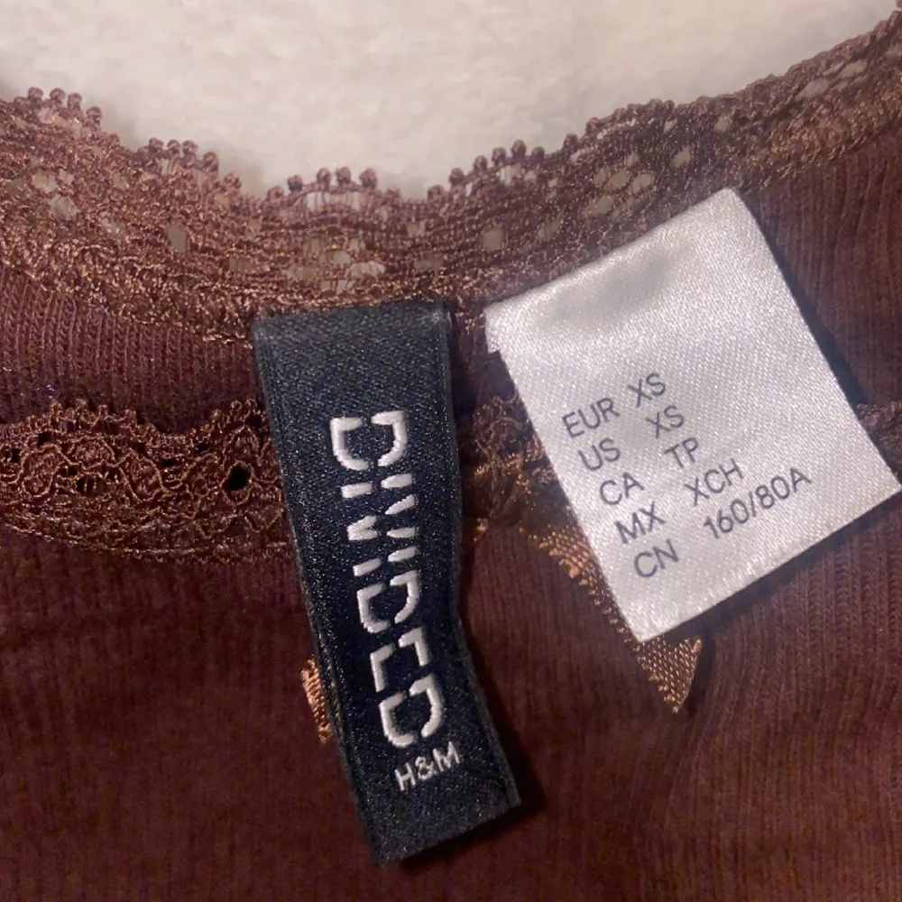 Ett jätte fint brunt linne jag köpte från H&M för ungefär ett år sedan. Toppar.