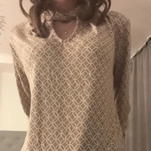 Blus  - Blus💕 använd en gång! Från stockh lm🙌🏻