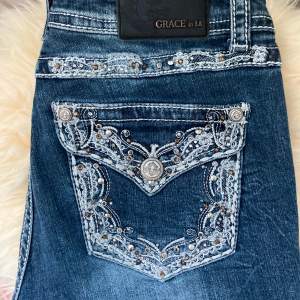 Super coola mörkblåa jeans med design inte bara på bakfickorna men också på framfickorna. Kontakta för flera bilder 