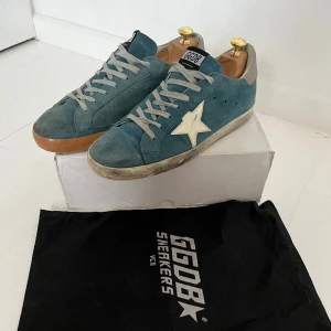 Golden Goose  - Säljer nu dessa riktigt snygga Golden goose skorna i storlek 44.  Skicket är 7,5/10, de är använda en del men har fortfarande mycket kvar att ge! Box och påse ingår vid köp.  Även byten är intressanta så skicka det ni har!🤝