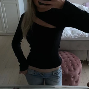 Topp - Jätte fin topp med cut out 