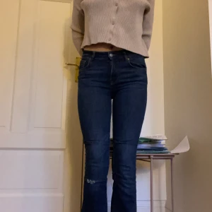 Vintage Cubus jeans - Vintage utsvängda tighta mårinblå jeans från Cubus, storlek 34💕 (Smått slitage på knäet)